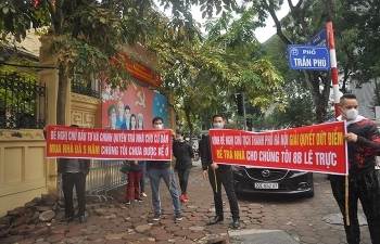 Khách hàng lại căng băng rôn đòi nhà 8B Lê Trực