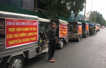 Cư dân 8B Lê Trực căng băng rôn đòi quyền lợi