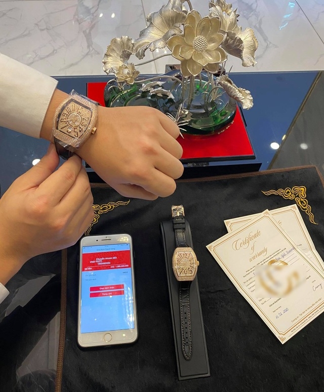 Đại gia mua đồng hồ dát kim cương hơn 1 tỷ đồng tặng bạn gái dịp Valentine