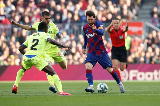 Barca san bằng cách biệt điểm với Real