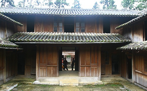 hau due vua meo duoc chia phi tham quan khu dinh thu
