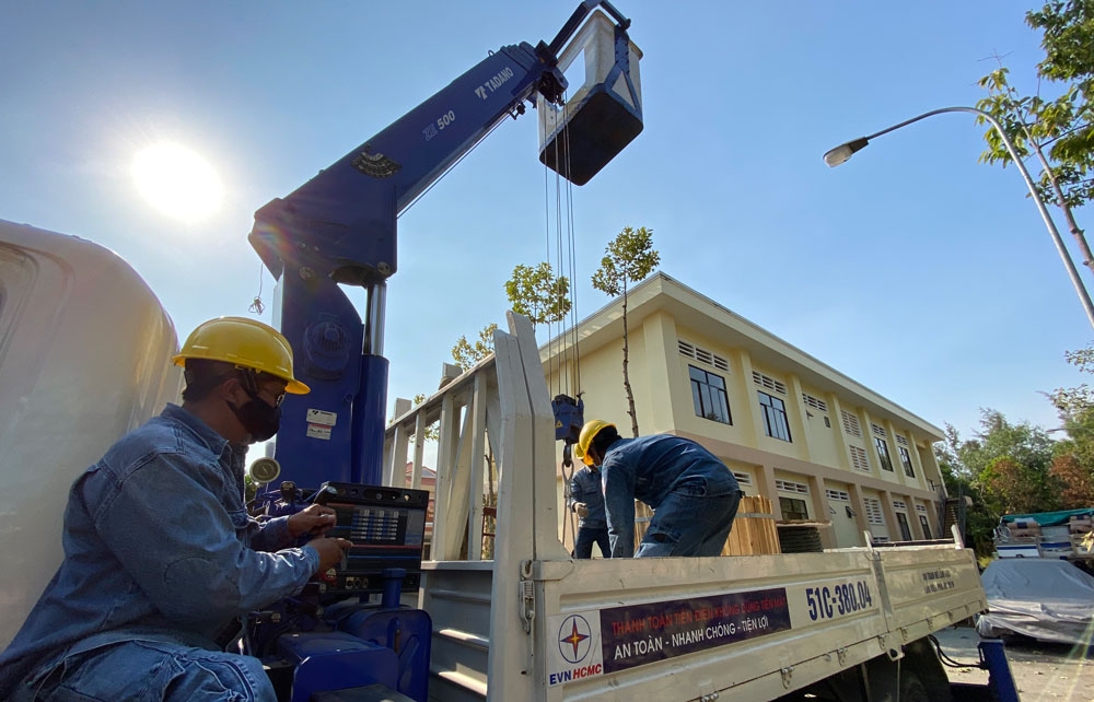 Gấp rút thi công đảm bảo điện cho bệnh viện dã chiến tại huyện Nhà Bè (TP Hồ Chí Minh)