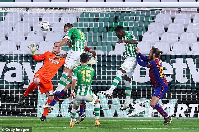 Messi lập công, Barcelona chiếm vị trí thứ hai của Real Madrid - 3