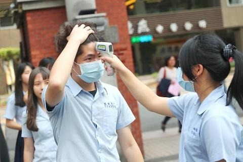 Kiên quyết không để dịch bệnh lan rộng, bảo đảm không để ai thiếu Tết
