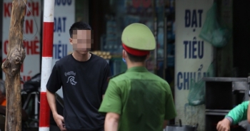 Đi du xuân không đeo khẩu trang, 30 thanh niên bị xử phạt
