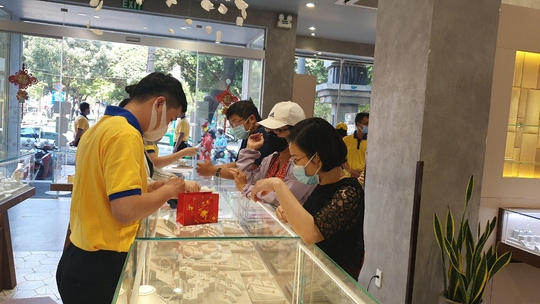 Giá vàng hôm nay 25/2: Cảnh báo nguy cơ lao dốc