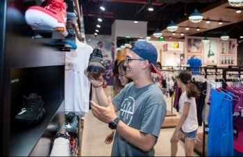 Đấng mày râu “đổ xô” đi mua váy đầm, giày dép, túi xách cho ngày 8/3