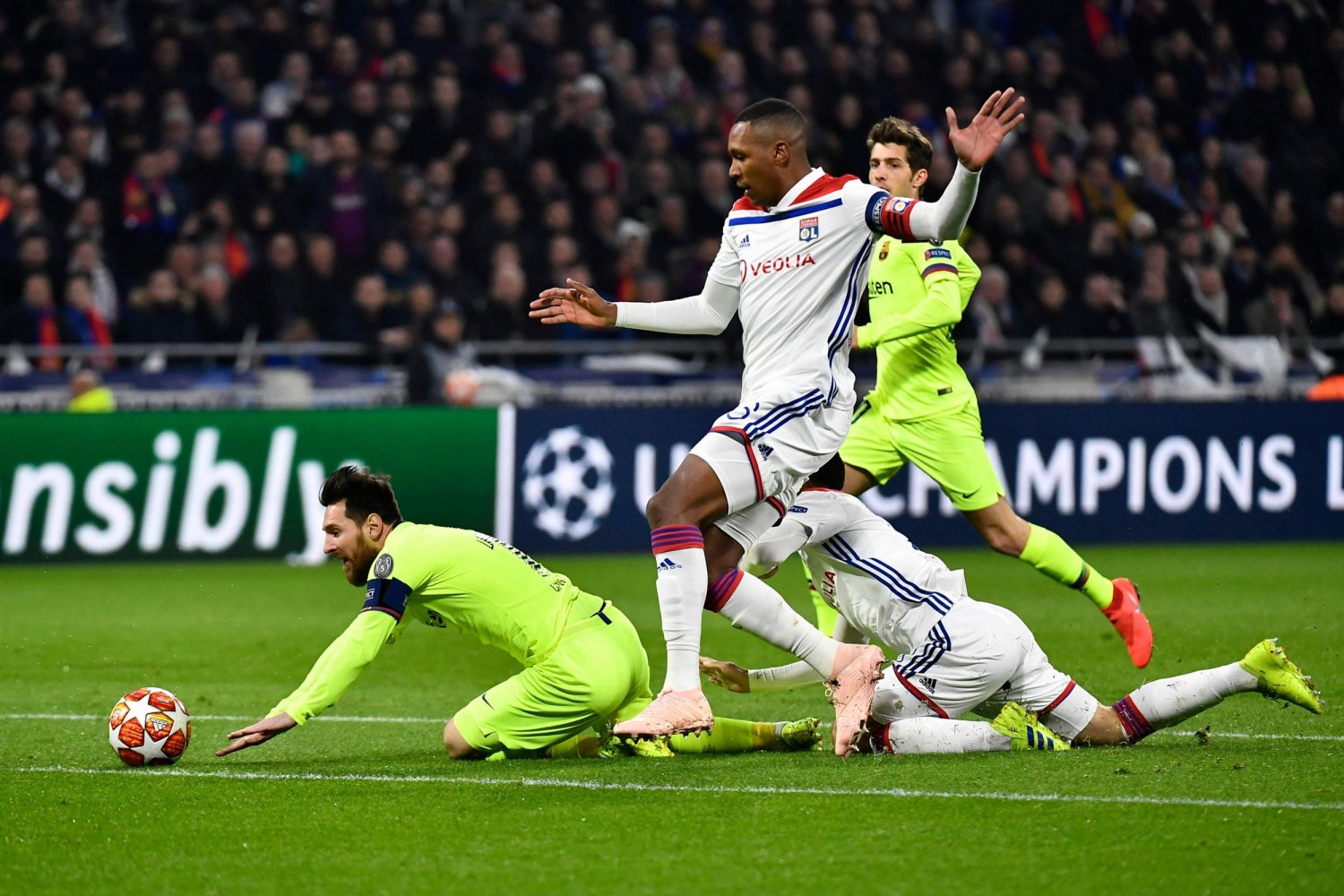 xem truc tiep bong da barcelona vs lyon c1 chau au 3h ngay 143