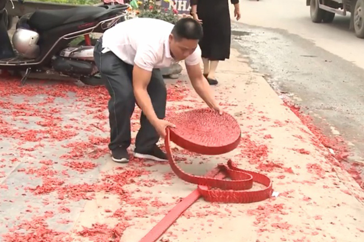 Khởi tố vụ án đốt pháo ở đám cưới