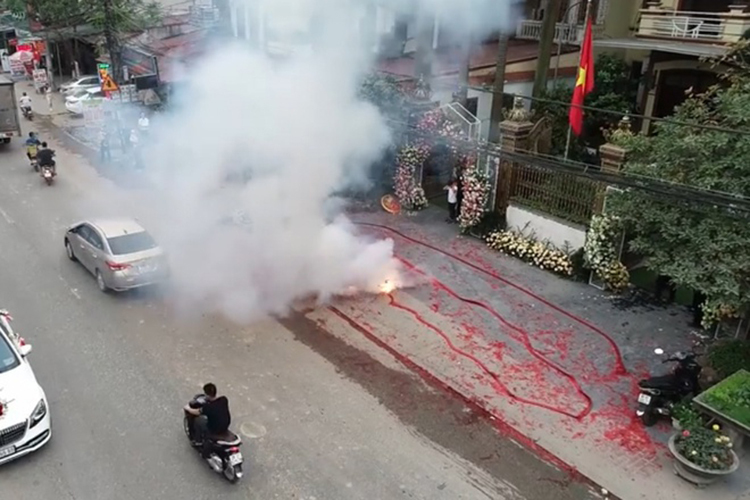 Khởi tố vụ án đốt pháo ở đám cưới