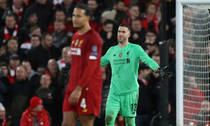 CĐV Liverpool nguyền rủa thủ môn Adrian