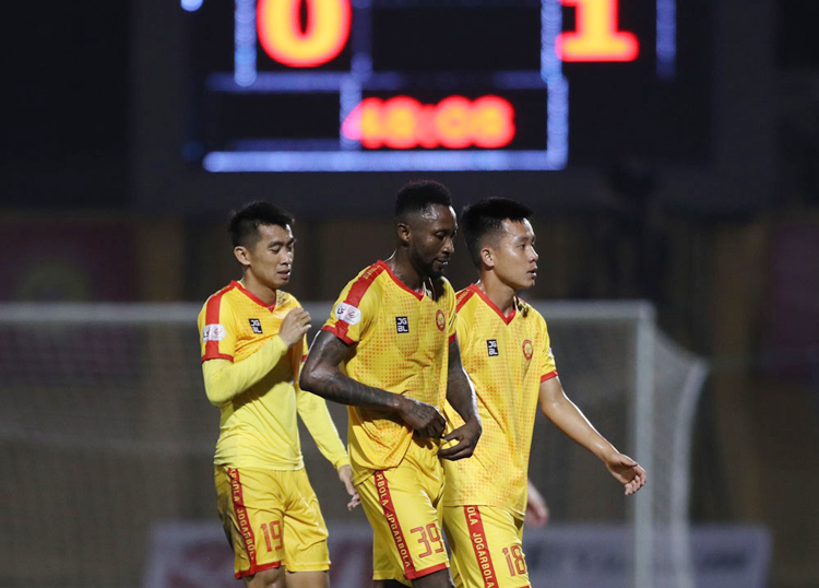 Bầu Đệ: "Bỏ V-League thì chúng tôi chết"