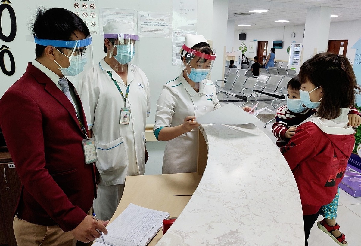 Bác sĩ tự tạo nón kính bảo hộ ngừa nCoV