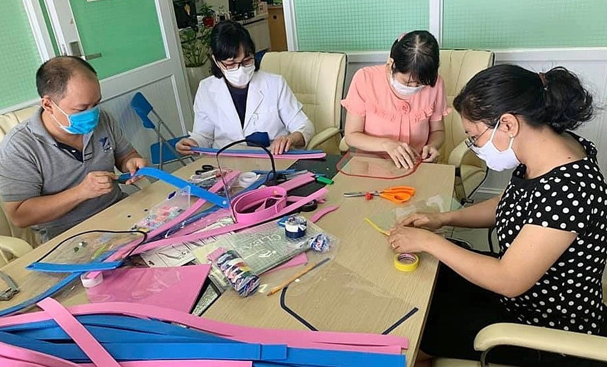 Bác sĩ tự tạo nón kính bảo hộ ngừa nCoV