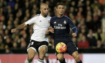 Neville: "Ronaldo từng than ngọn cỏ quá dài"