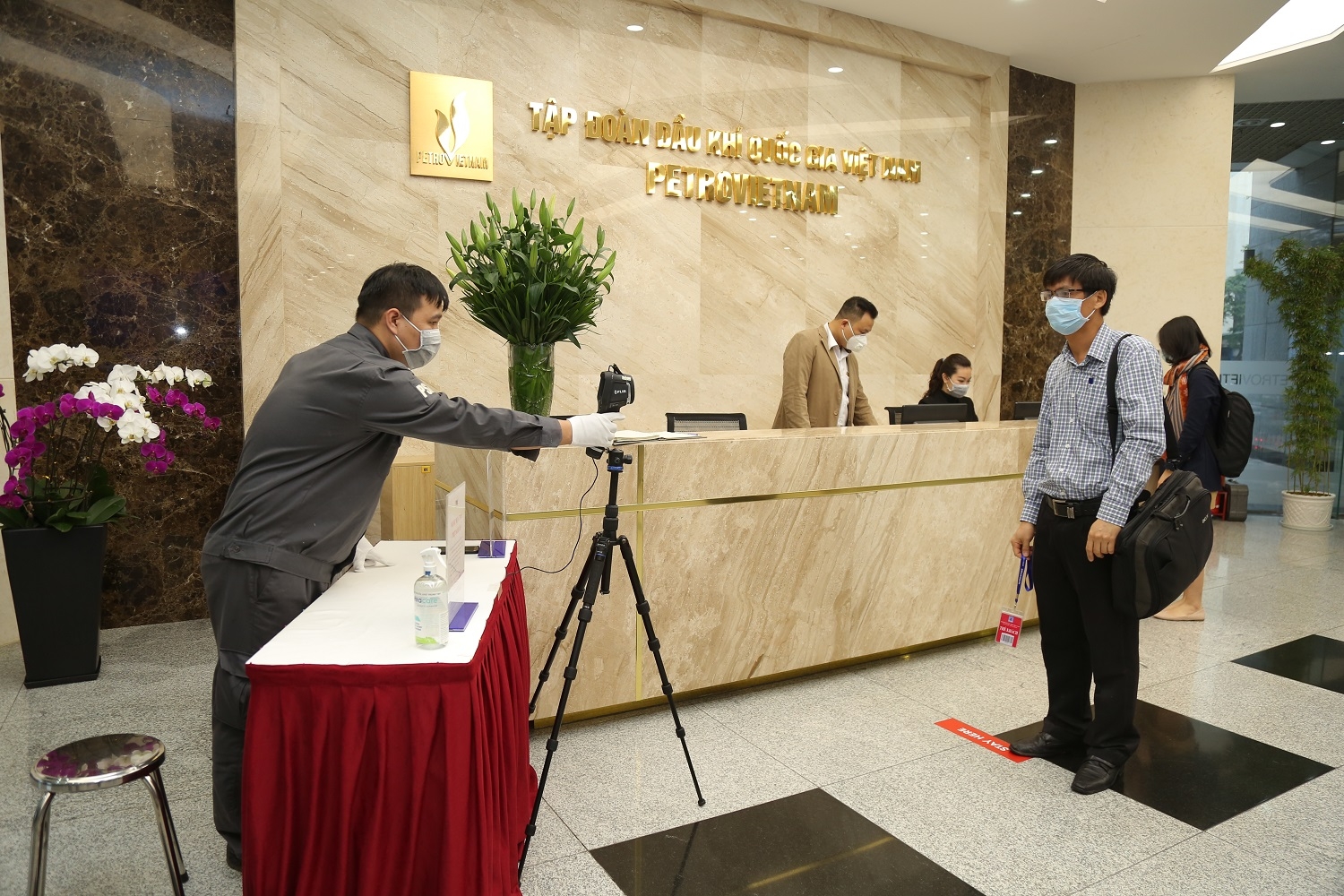 nguoi lao dong dau khi that lung buoc bung vuot qua giai doan kho khan nhat trong lich su