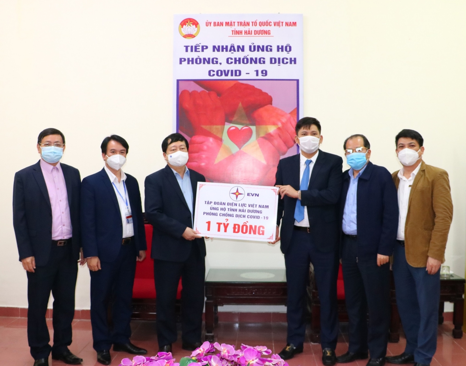 EVN ủng hộ 1 tỷ đồng hỗ trợ tỉnh Hải Dương chống dịch Covid-19