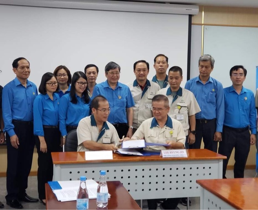 Ký kết biên bản ghi nhớ thực hiện Chương trình 75 ngàn sáng kiến vượt khó, phát triển