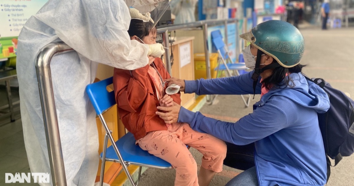 Chuyên gia: "Test nhanh Covid-19 đang bị lạm dụng cho cả F0 và F1"