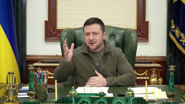 Tổng thống Zelensky lần đầu xuất hiện tại văn phòng, tuyên bố không sợ hãi - 1