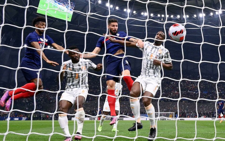 CĐV Man Utd nổi điên khi trung vệ Raphael Varane lại chấn thương - 1