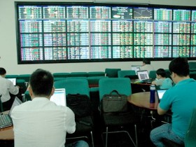 Thị trường chứng khoán ngày 1/4: Nên chốt lời nếu có lãi