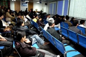 Thị trường chứng khoán ngày 23/4: Hạn chế bán tháo