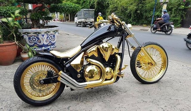 Những mẫu xe để đời của Phúc XO bị tạm giữ để điều tra