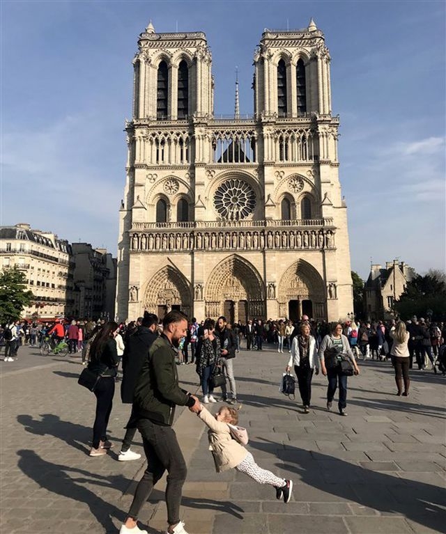 tim ra nhan vat trong buc anh gay sot truoc nha tho duc ba paris