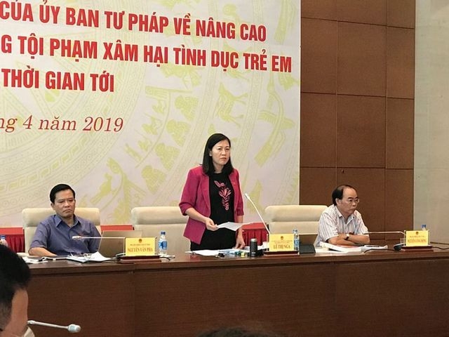 “3 lần xô vào ôm hôn bé gái trong thang máy sao có thể gọi là… nựng?!”