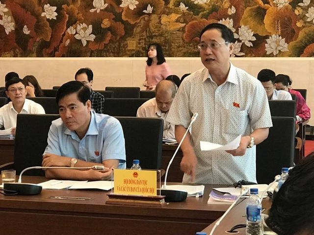 “3 lần xô vào ôm hôn bé gái trong thang máy sao có thể gọi là… nựng?!”