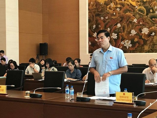 “3 lần xô vào ôm hôn bé gái trong thang máy sao có thể gọi là… nựng?!”