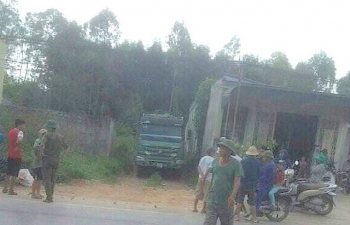Chủ nhà tá hỏa phát hiện người đàn ông chết dưới gầm xe