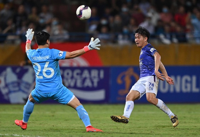 CLB Hà Nội 0-1 CLB Viettel: Trọng Hoàng ghi bàn, Quang Hải kém duyên - 12