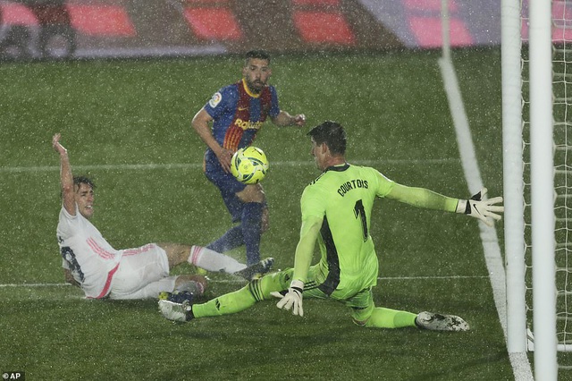 Real Madrid 2-1 Barcelona: Nỗi thất vọng Messi - 1