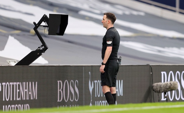 Trọng tài lạm dụng VAR, tước oan bàn thắng của Man Utd? - 2