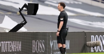 Trọng tài lạm dụng VAR, tước oan bàn thắng của Man Utd?