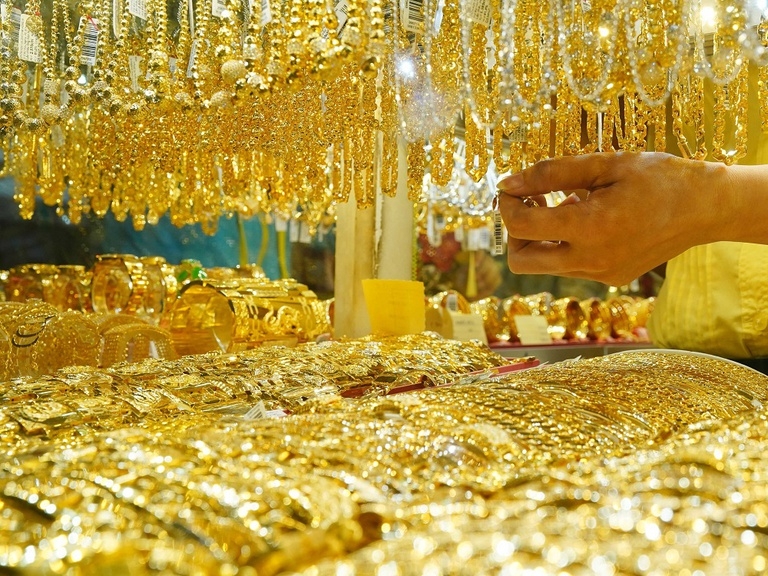 Giá vàng hôm nay 15/4: Đồng USD suy yếu, vàng cũng giảm mạnh