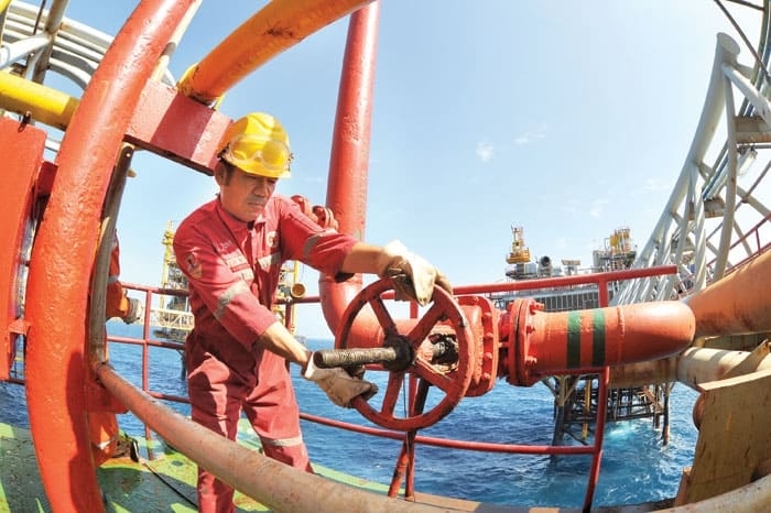 Giá xăng dầu hôm nay 15/4: Tăng mạnh, dầu Brent vọt lên mức 66 USD