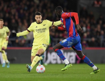 Arsenal bỏ lỡ cơ hội &quot;cắt đuôi&quot; Man Utd