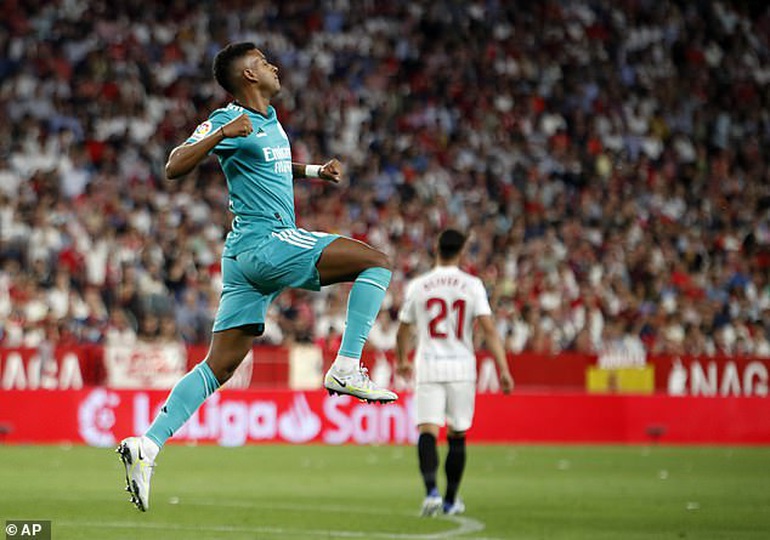 Ngược dòng hạ Sevilla, Real Madrid hơn Barcelona đến 15 điểm - 4