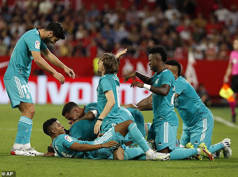 Ngược dòng hạ Sevilla, Real Madrid hơn Barcelona đến 15 điểm - 8