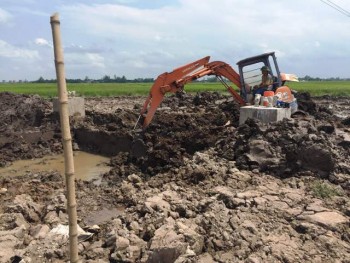 Bất thường vụ trụ điện "bê tông trộn đất"