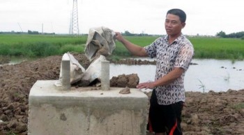 Vụ trụ điện “bê tông trộn đất”: Nếu không sai sao phải sợ?