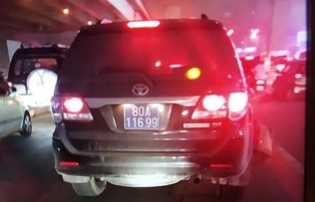 Hà Nội: Nghi vấn xe biển xanh tông tài xế xe ôm bị thương rồi bỏ chạy