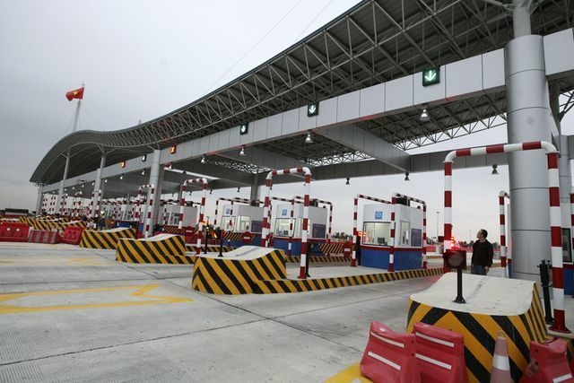 Bộ Giao thông nói gì về việc đặt tên trạm thu phí là “trạm thu tiền”?