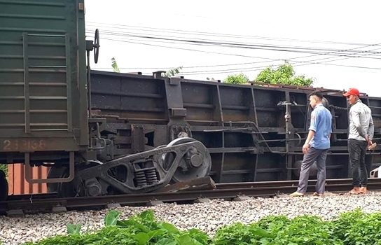 Đường sắt Bắc Nam ách tắc vì tàu hàng trật bánh tại Nam Định