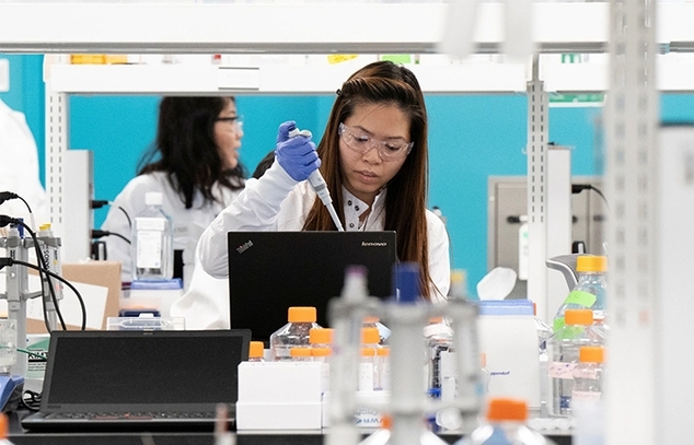 Mỹ tố Trung Quốc "dòm ngó" vaccine Covid-19