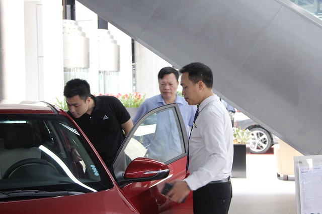 Miễn 50% phí trước bạ: Đại lý lo 