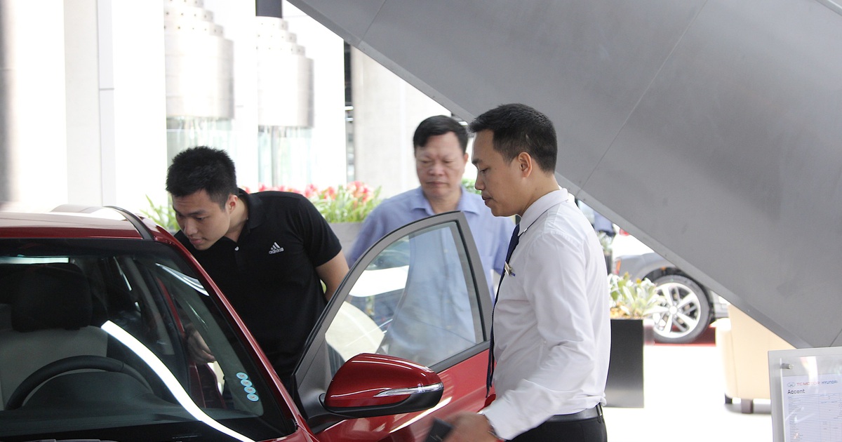 "Ngược đời" mua ô tô: Đặt nhiều tiền cọc nhưng không muốn nhận xe sớm